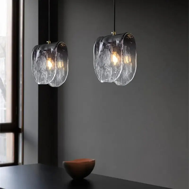 Suspension en verre soufflé au design organique et artistique

