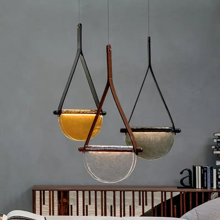 Suspension verre soufflé avec sangle cuir ambiance chic