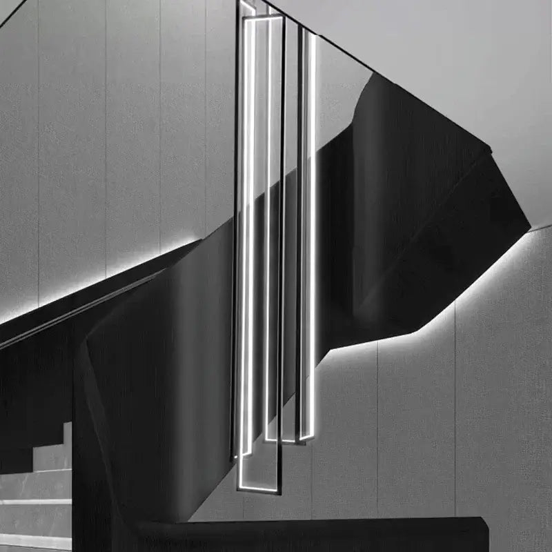 Suspension verticale noire avec cadres LED pour escalier