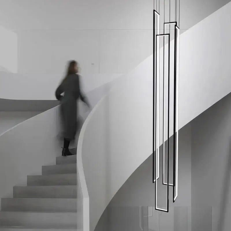 Suspension verticale noire avec cadres LED pour escalier