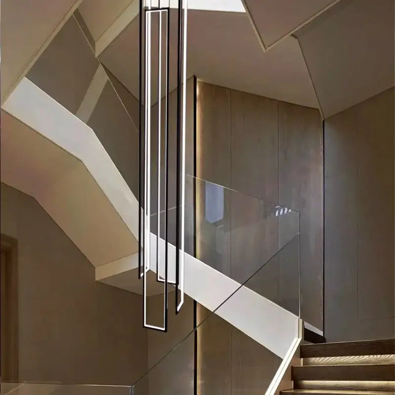 Suspension verticale noire avec cadres LED pour escalier