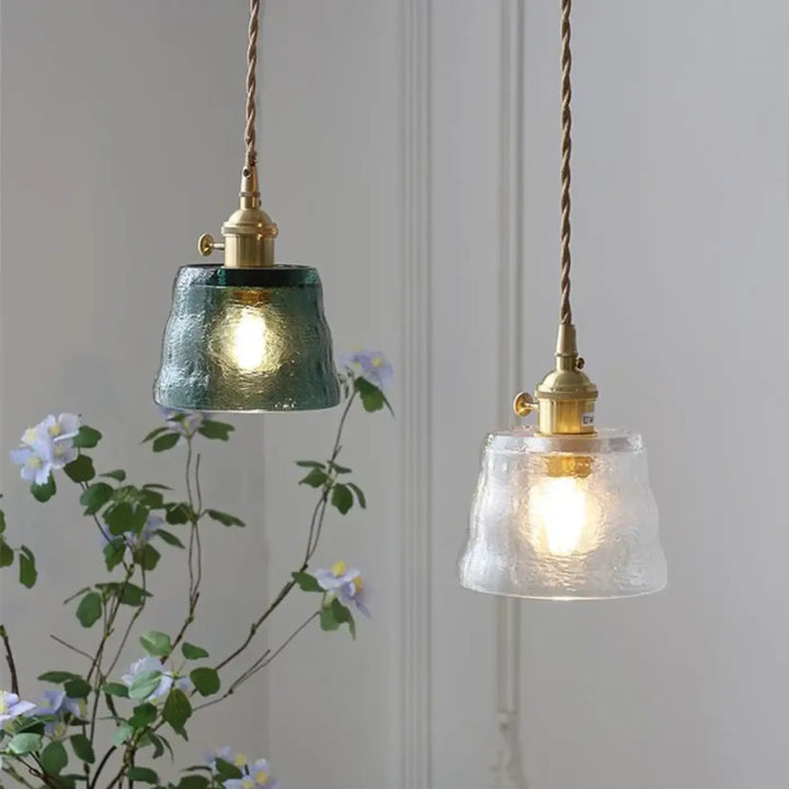 Suspension luminaire nais avec deux suspensions vintage en verre texturé teal et clair et corde torsadée en laiton