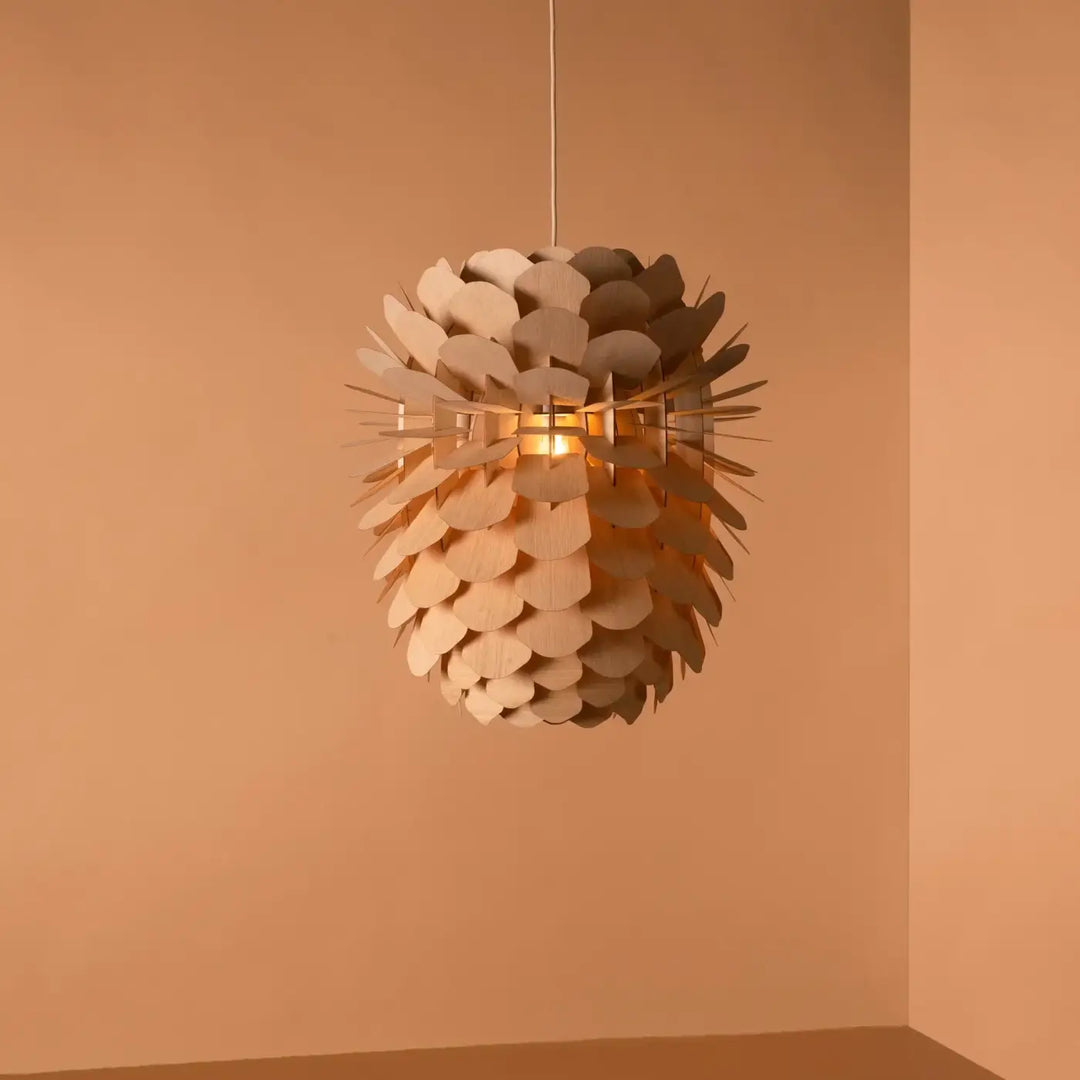 Suspension Zappy en chêne de Schneid Studio dans un salon