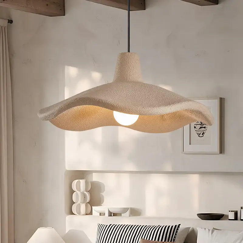 Suspension luminaire beige en forme de pétale design naturel