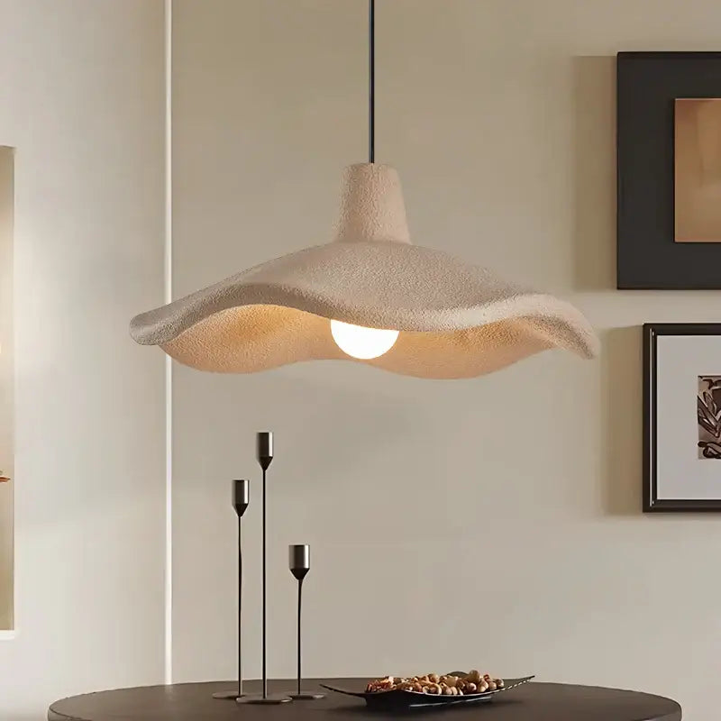 Suspension luminaire beige en forme de pétale design naturel