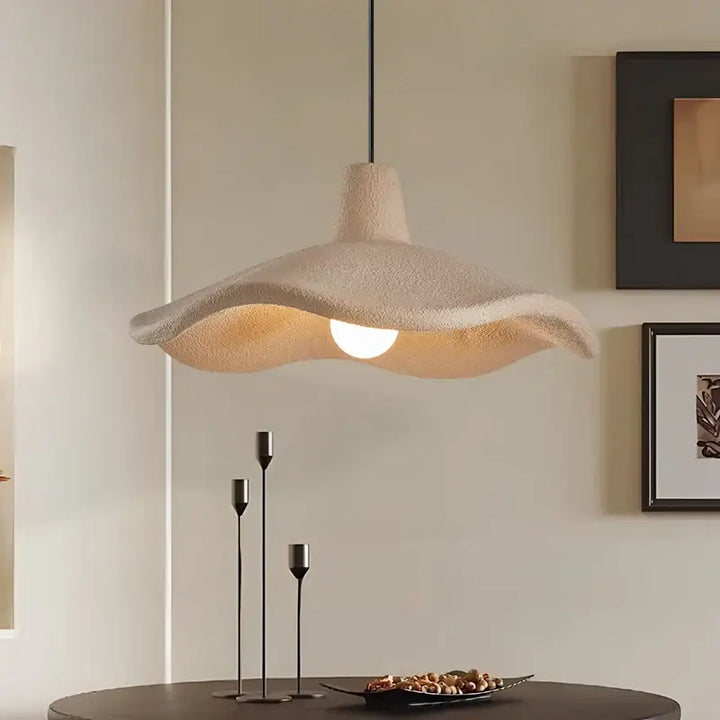 Suspension luminaire beige en forme de pétale design naturel