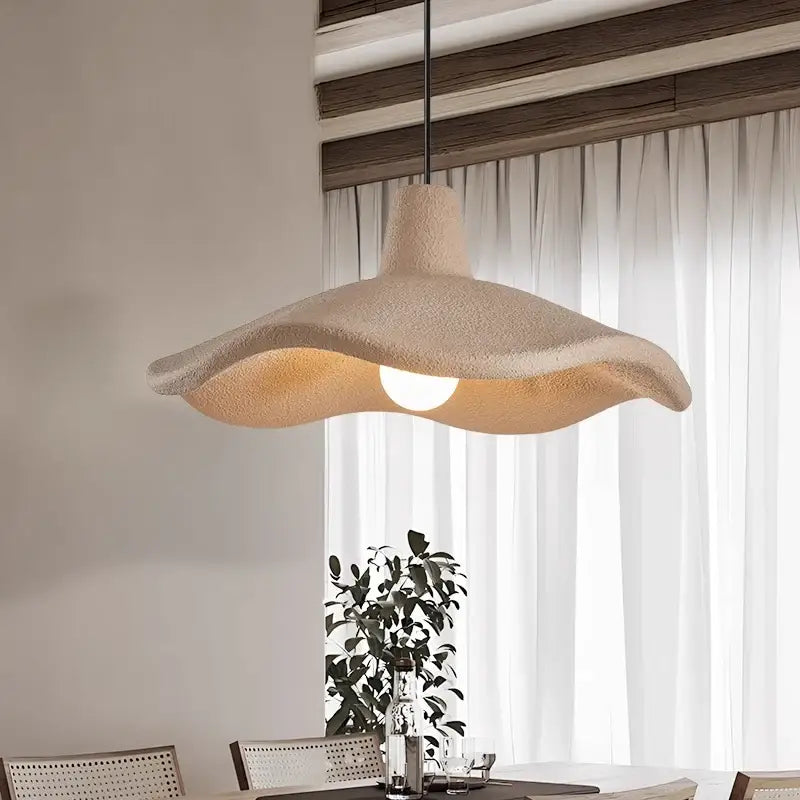 Suspension luminaire beige en forme de pétale design naturel