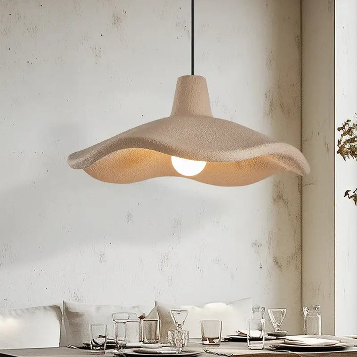 Suspension luminaire beige en forme de pétale design naturel