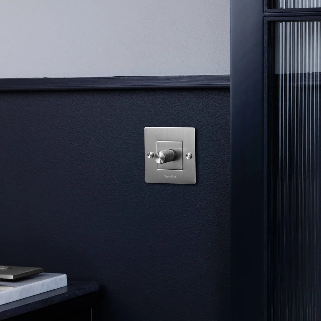 Variateur Dimmer à gravure quadrillée en acier dans un intérieur #couleur_argent