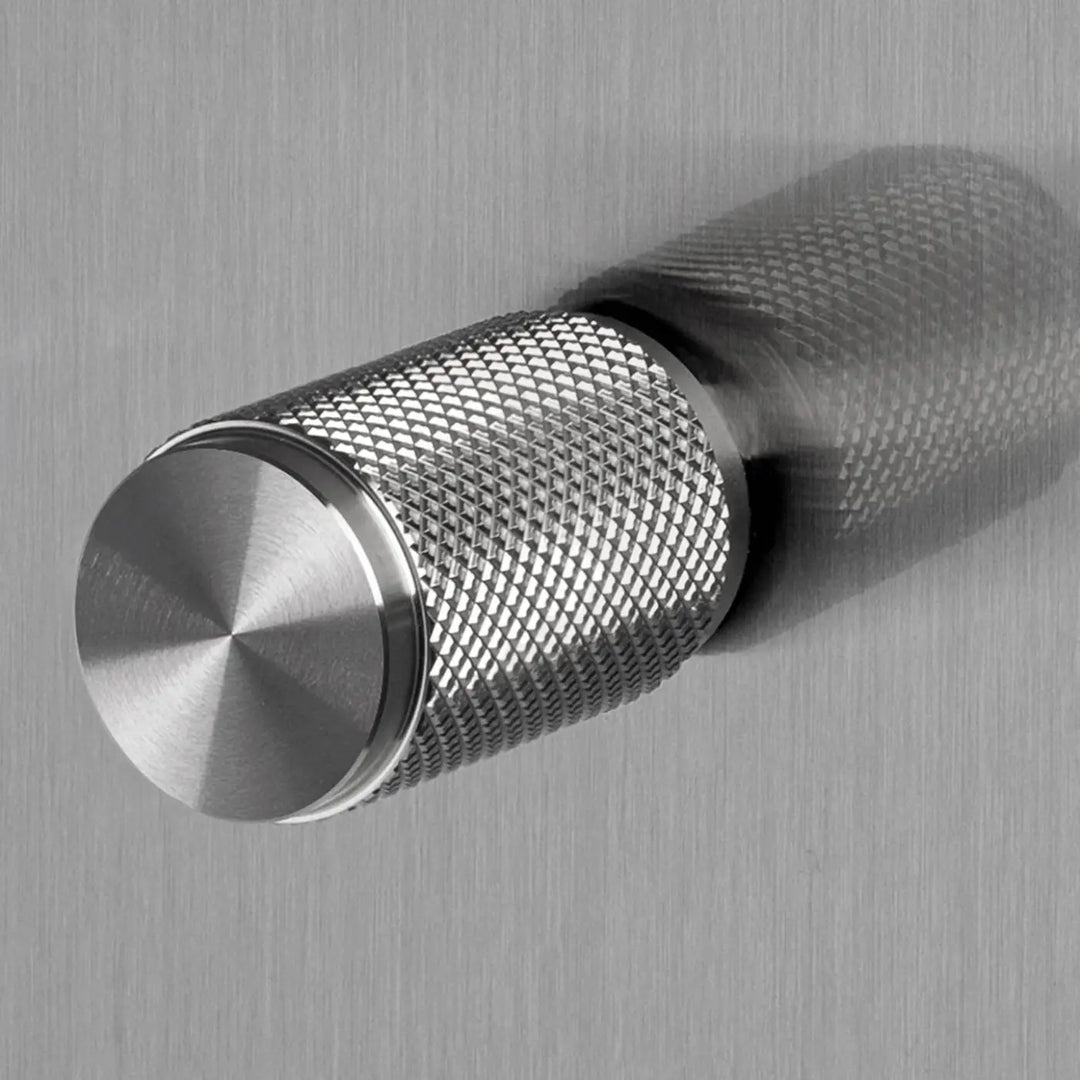 Détail du variateur Dimmer à gravure quadrillée en acier #couleur_argent