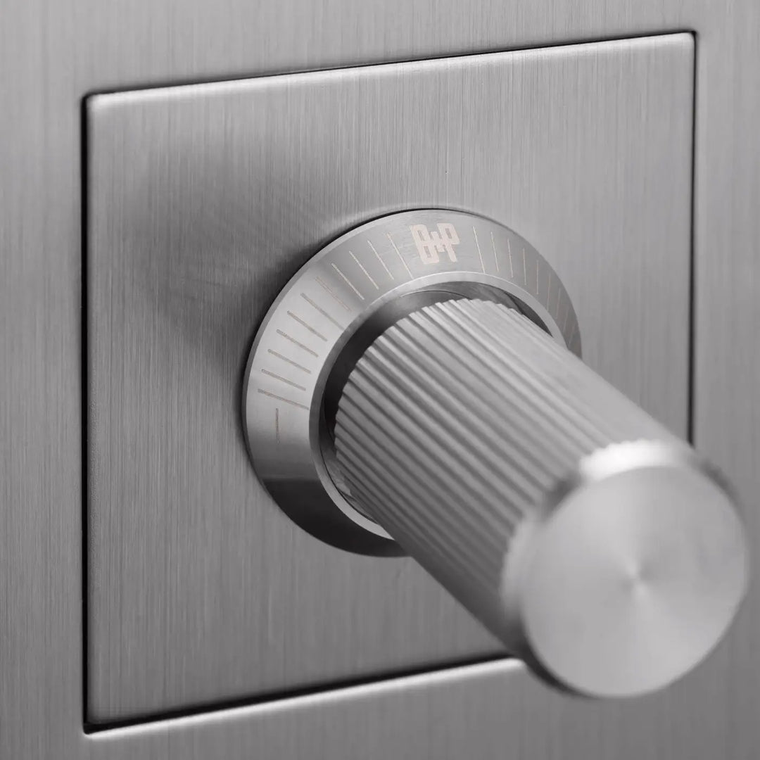 Détail du variateur Dimmer à gravure alignée en acier #couleur_argent