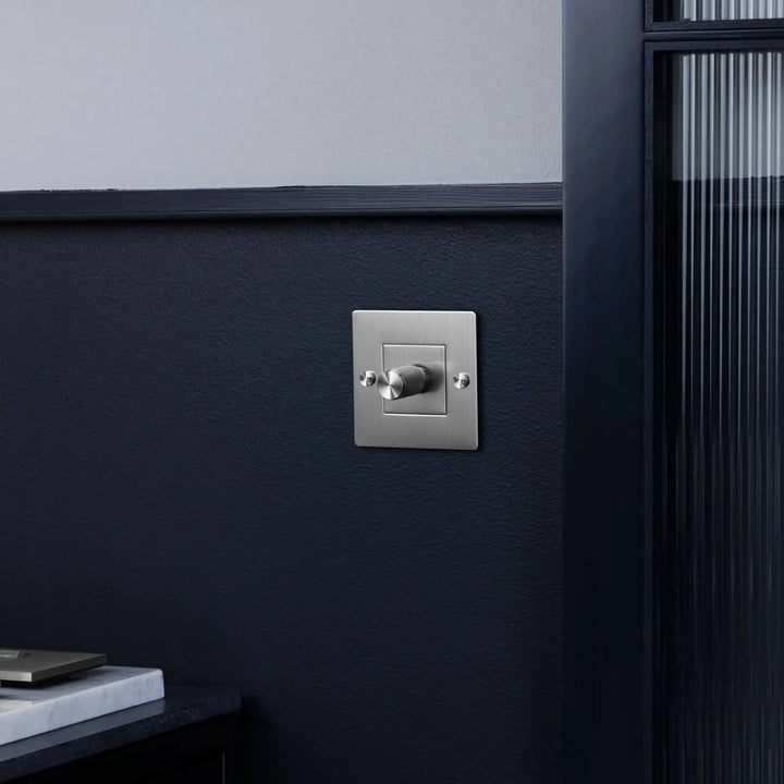 Variateur Dimmer à gravure quadrillée en acier sans logo dans un intérieur #couleur_argent