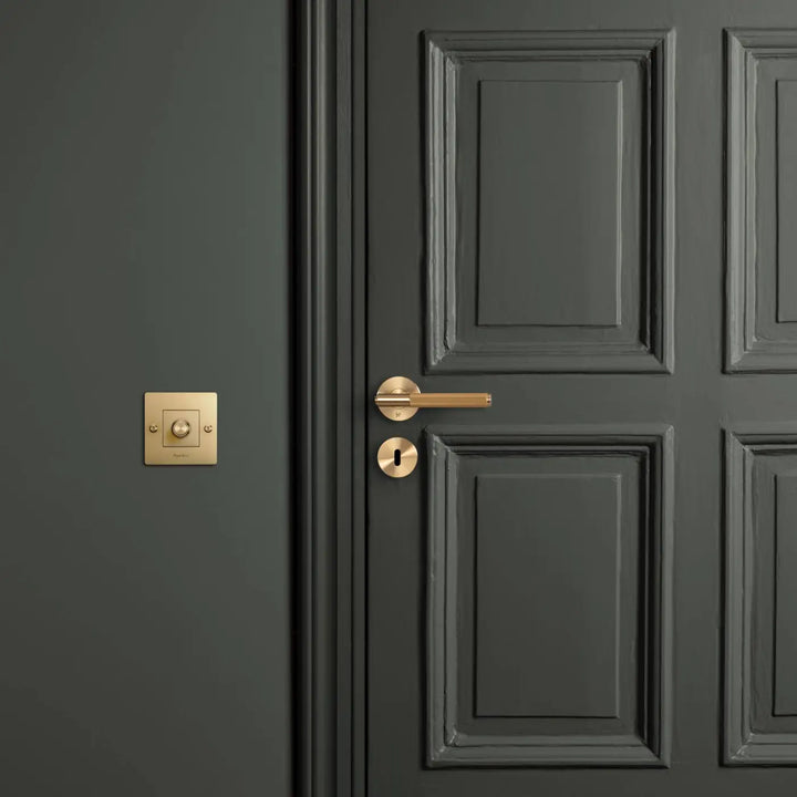 Accessoires à gravure alignée en laiton de Buster + Punch #couleur_dor
