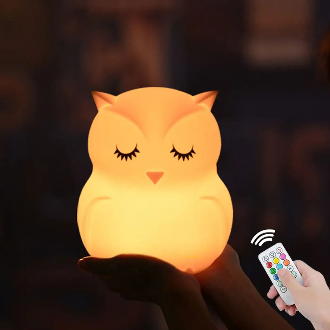 Veilleuse hibou design orange chaude en forme de chouette avec yeux fermés et bec triangulaire minimaliste