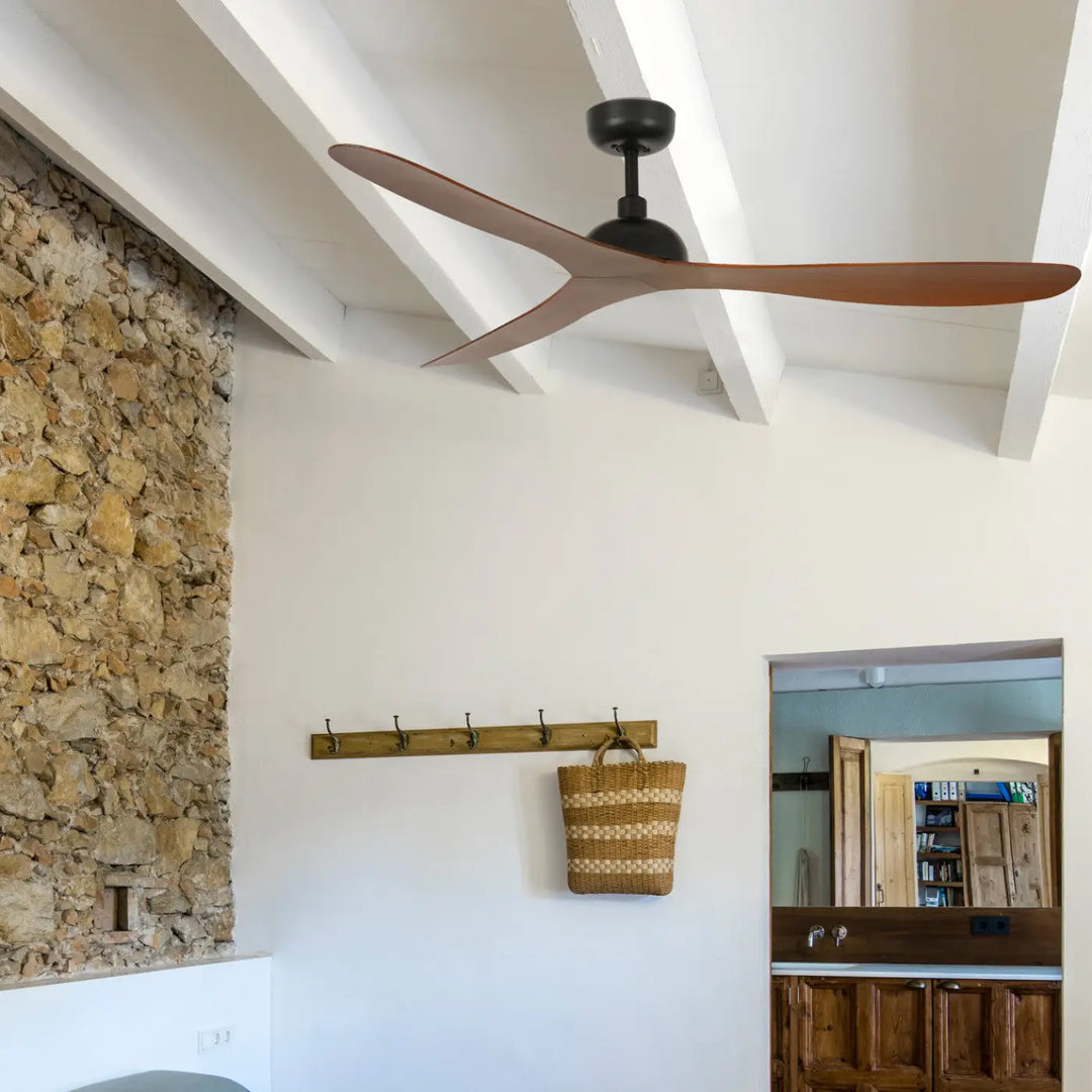 Ventilateur Gotland noir et noyer dans un intérieur