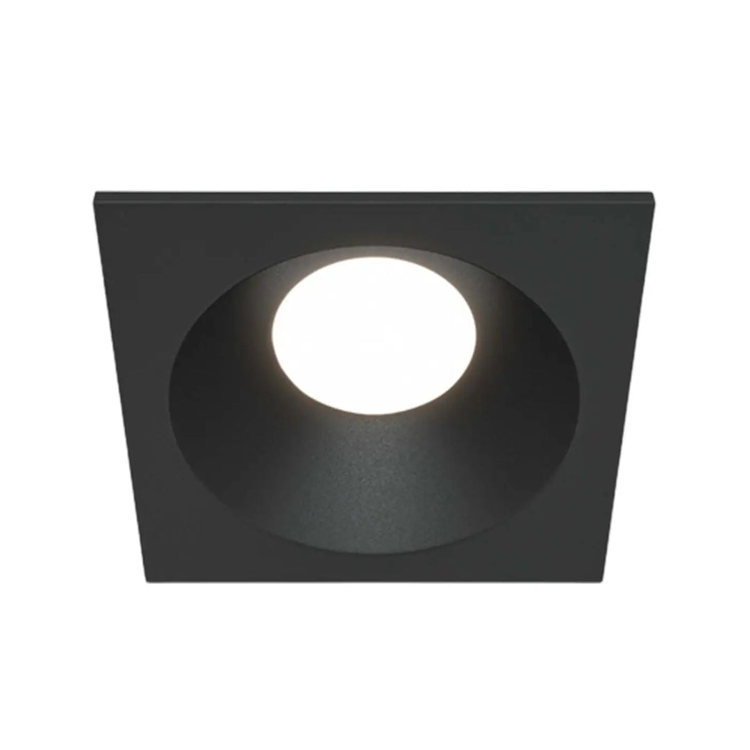 Zoom spot encastré carré protégé en acier noir avec finition mate et centre lumineux circulaire pour projections d’eau